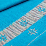 Nahaufnahme Textil des Edelweiß Alpaka Schals in türkis