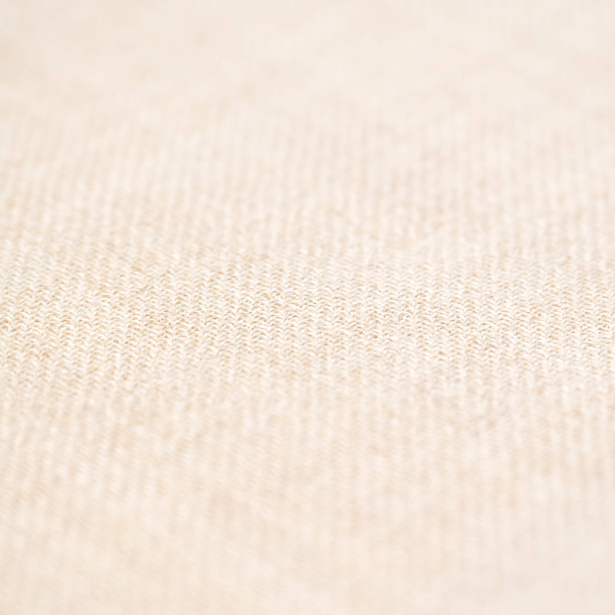 Nahaufnahme Textil der cremefarbigen Alpaka Stola - feinste Verarbeitung