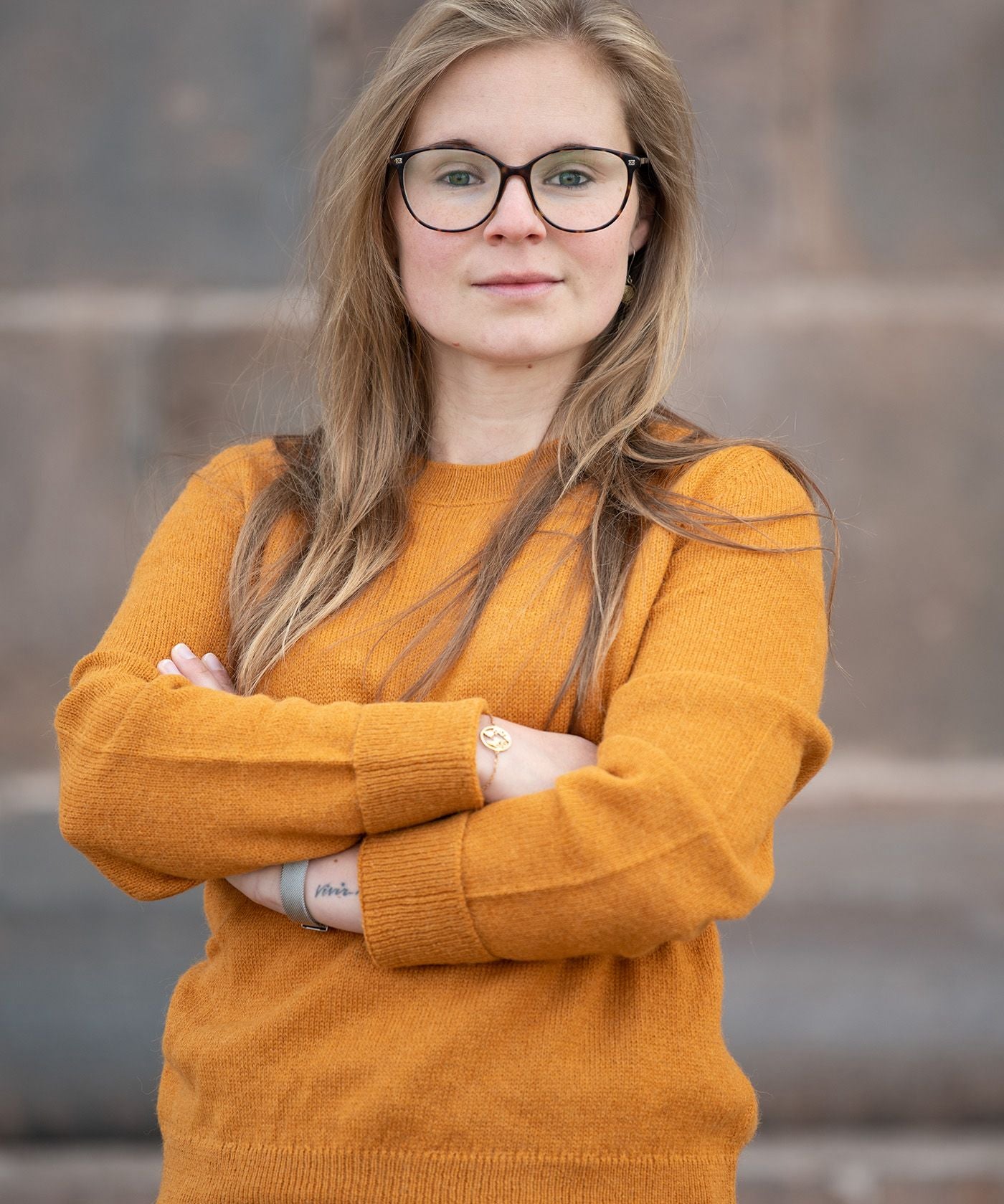 Alpakin Gründerin Carolin Rebhan mit verschränkten Armen in Cusco, Peru