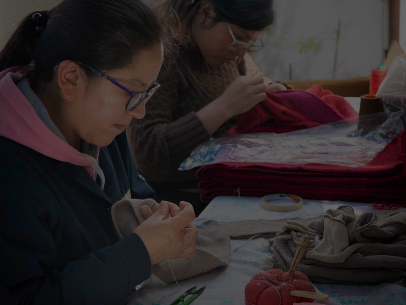 Peruanische Frauen in der Alpakin Manufaktur am Nähen