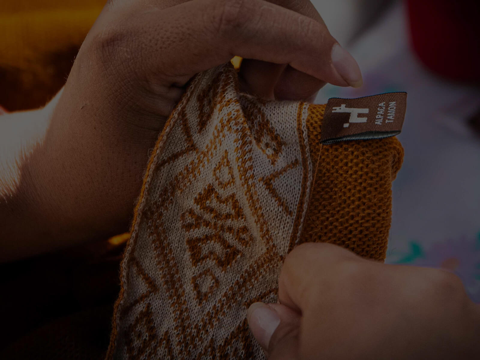 Alpaka Poncho Flor mit peruanischer Musterung in Farbe Kamel mit handgemachten Details