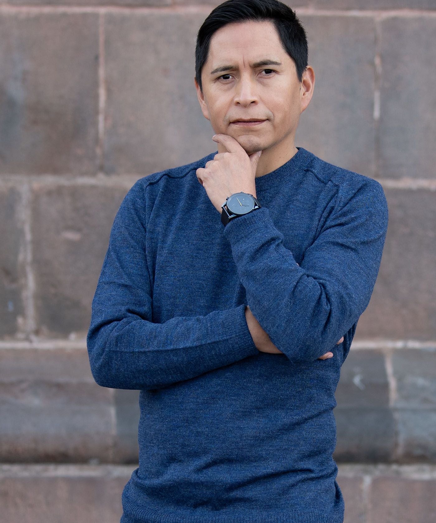 Alpakin Gründer Gustavo Gutierrez mit dunkelblauem Alpaka Pullover in Cusco, Peru