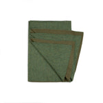 Zwei dunkelgrün Varianten für die Iwa Alpaka Poncho Decke von Alpakin