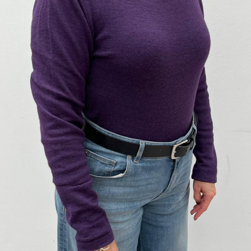 Kundenbewertung Katrin Bayerle aus München trägt Alpaka Pullover Luna von Alpakin in dunkellila