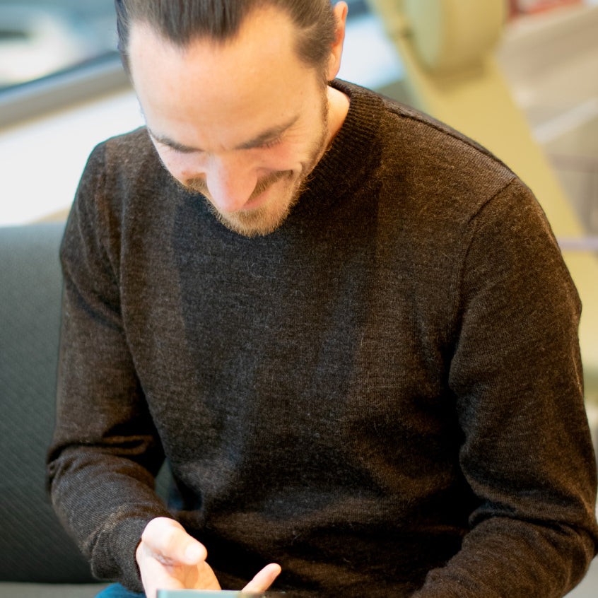 Kundenbewertung Magnus Eckert aus Eppstein trägt Herren Rundhals Alpaka Pullover von Alpakin in dunkelbraun