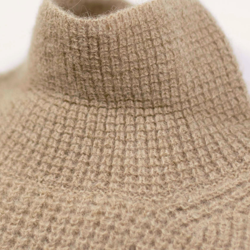 Kundenbewertung Verena Czekalla aus Goch zeigt den Alpaka Pullover NUNA von Alpakin in hellbraun