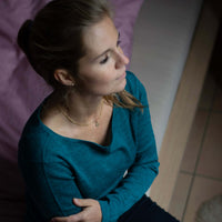 Alpaka Pullover für Damen Luna von Alpakin in türkis von blondem Model getragen
