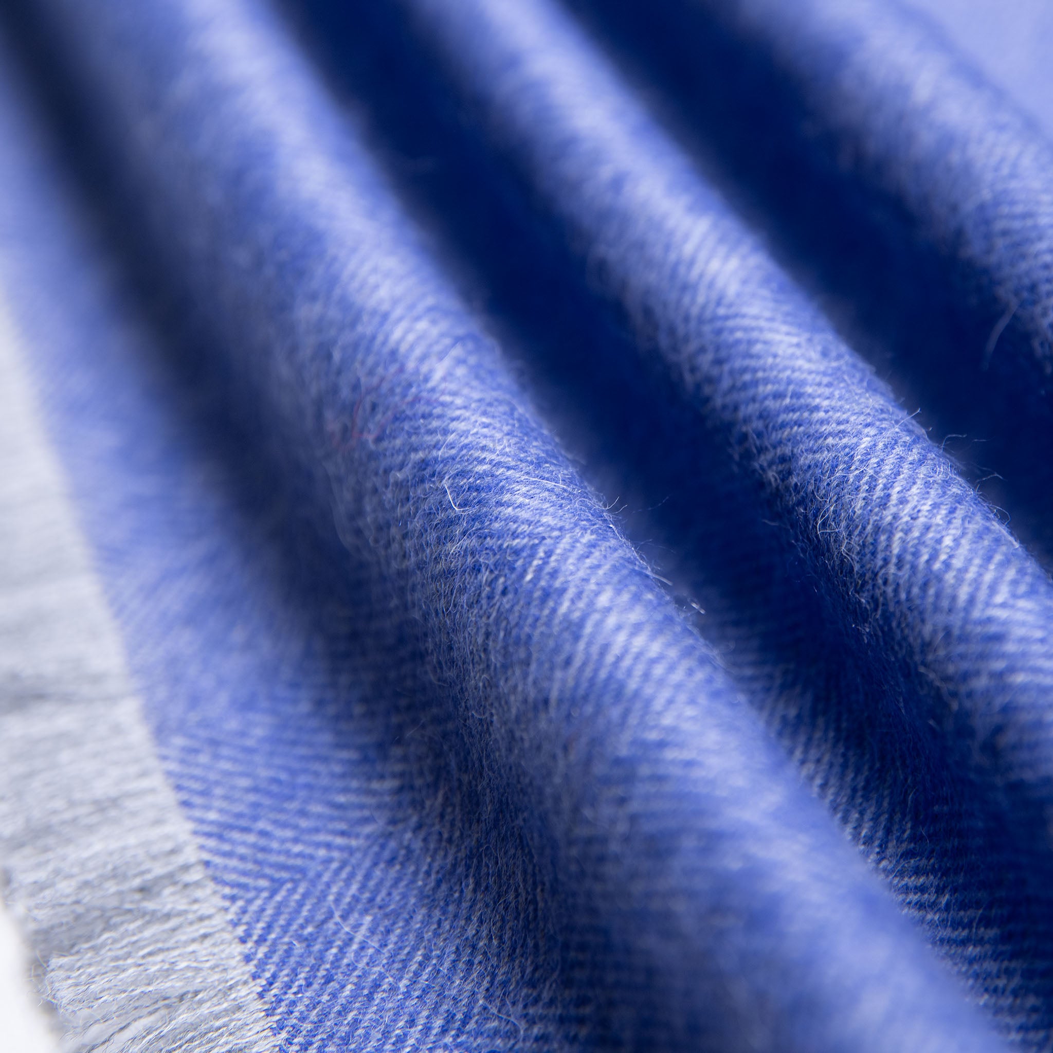 Weiches Textil ohne Kratzen des Premium Babyalpaka Schals mit Fischgrätenmuster in blau