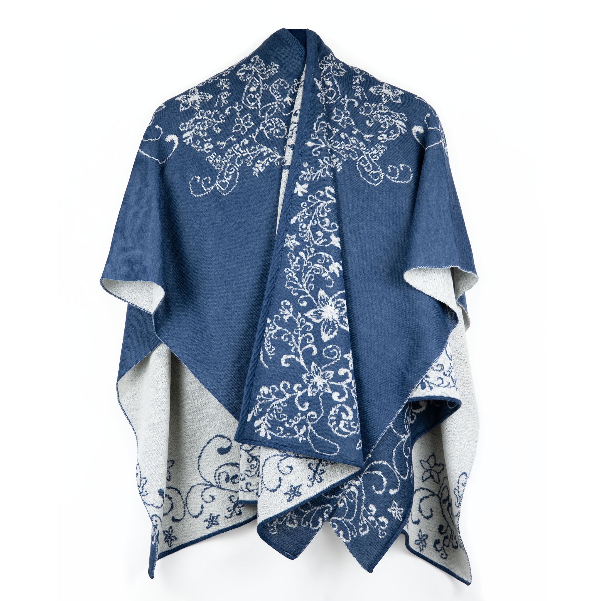 Blauer Alpaka Wendeponcho Tamaya mit weißen Blumen-Akzenten in Frontalansicht