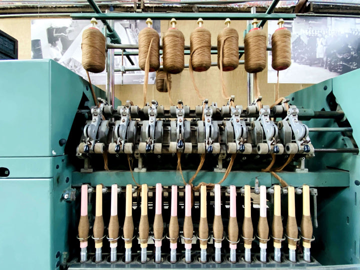 Alpaka Fasern werden in einer Maschine verarbeitet und gesponnen