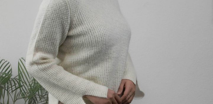 Dicker Alpaka Pullover in weiß, getragen von einer Frau