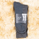 Alpaka Diabetikersocken sanft auf Alpakafell platziert