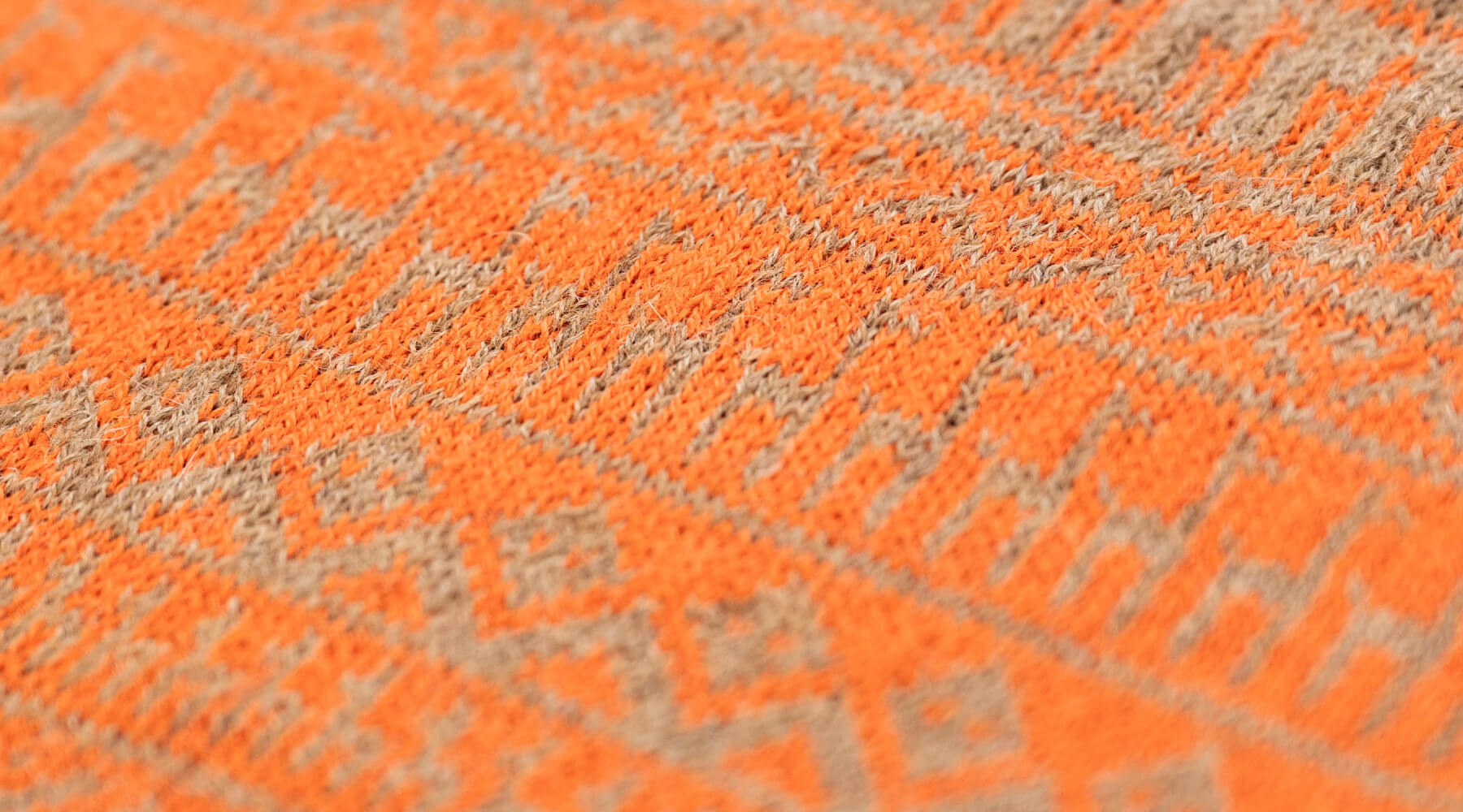 Alpaka Loop Schal für Damen und Herren von Alpakin mit Alpaka-Muster in orange Musterung