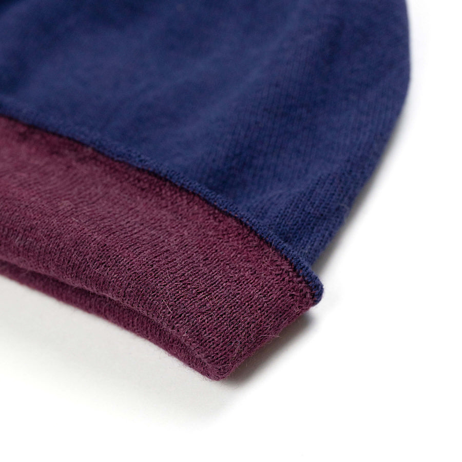 Alpaka Mütze Duocolor für Damen und Herren von Alpakin in blau und purpur Nahaufnahme