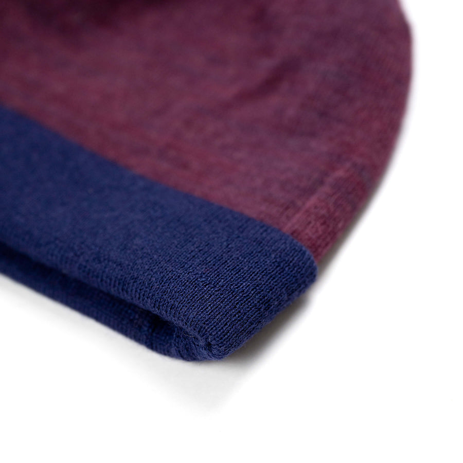 Alpaka Mütze Duocolor für Damen und Herren von Alpakin in purpur und blau Nahaufnahme