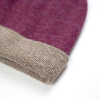Alpaka Mütze Duocolor für Damen und Herren von Alpakin in purpur und grau Nahaufnahme