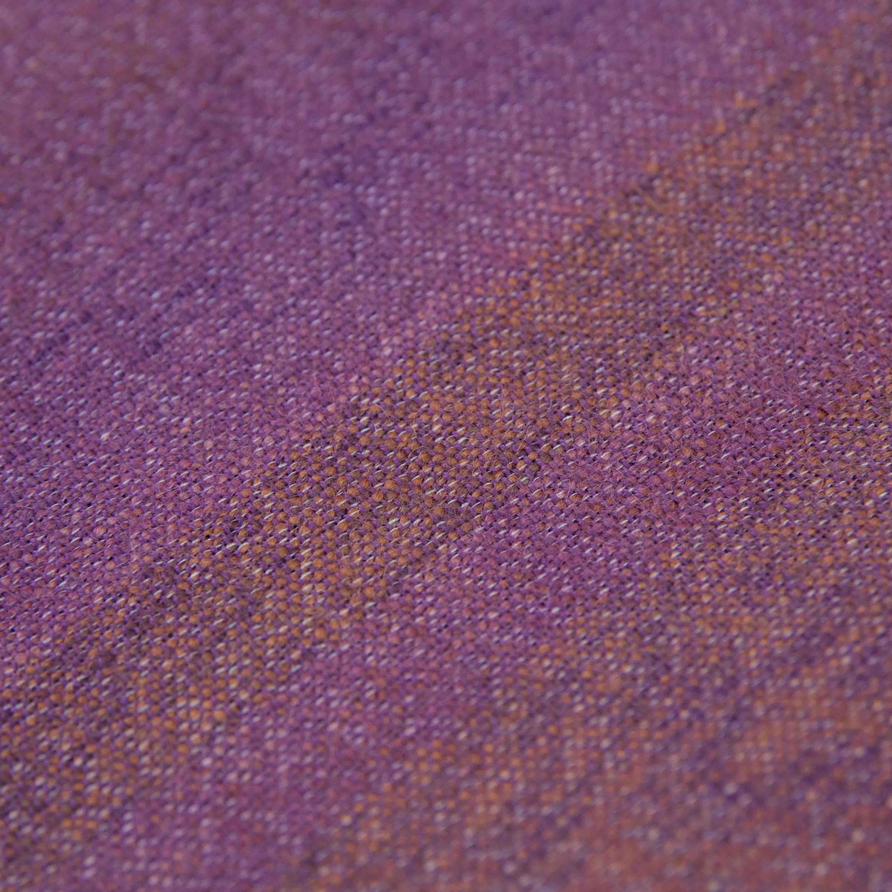 Alpaka Plaid Bicolor von Alpakin in dunkellila Textil nah