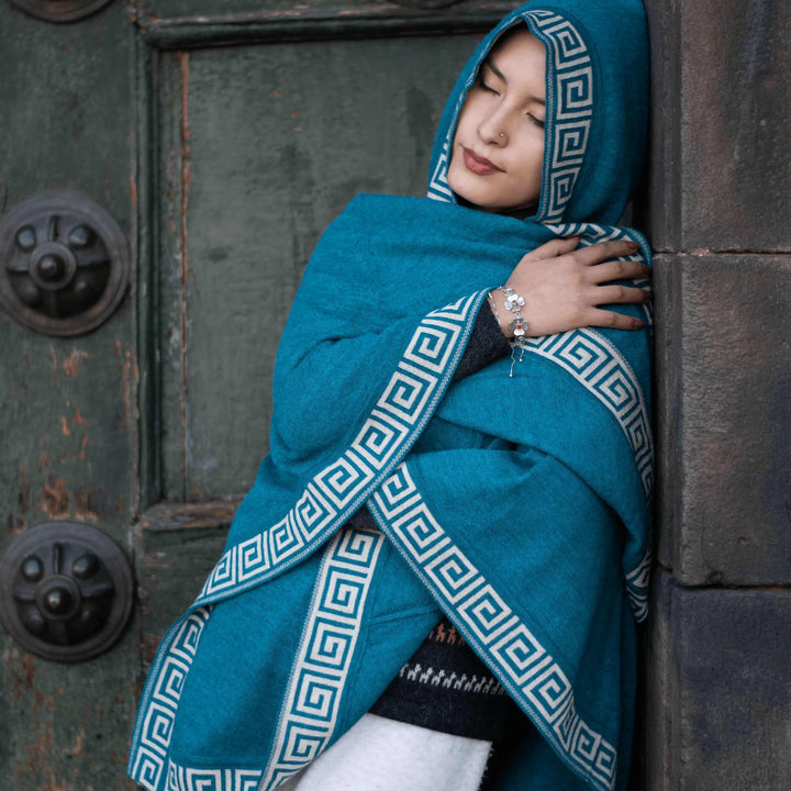 Alpaka Poncho für Damen Luz in türkis von Alpakin getragen von Model