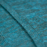 Nahaufnahme feines Textil der Sumita Tunika in dunkeltürkis, gefertigt aus 100% reiner Babyalpaka Wolle