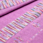 Alpaka Schal für Damen von Alpakin mit  Edelweiß Muster in lila Musterung