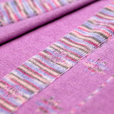 Alpaka Schal für Damen von Alpakin mit  Edelweiß Muster in lila Musterung
