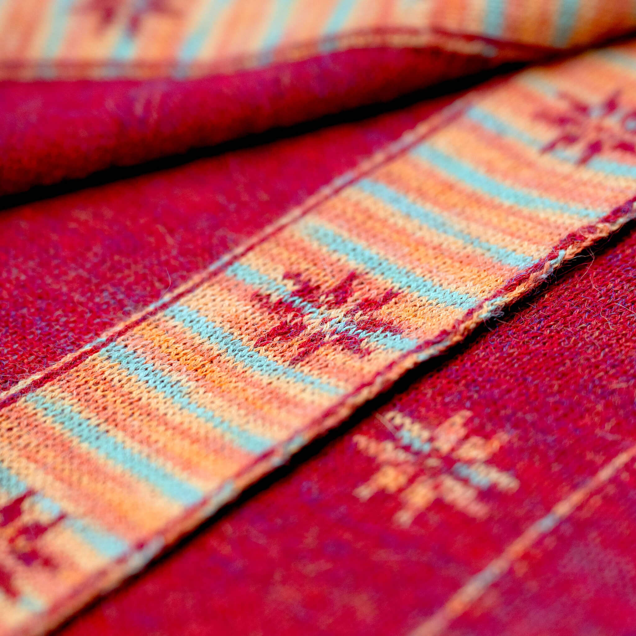 Alpaka Schal für Damen von Alpakin mit  Edelweiß Muster in rot Musterung