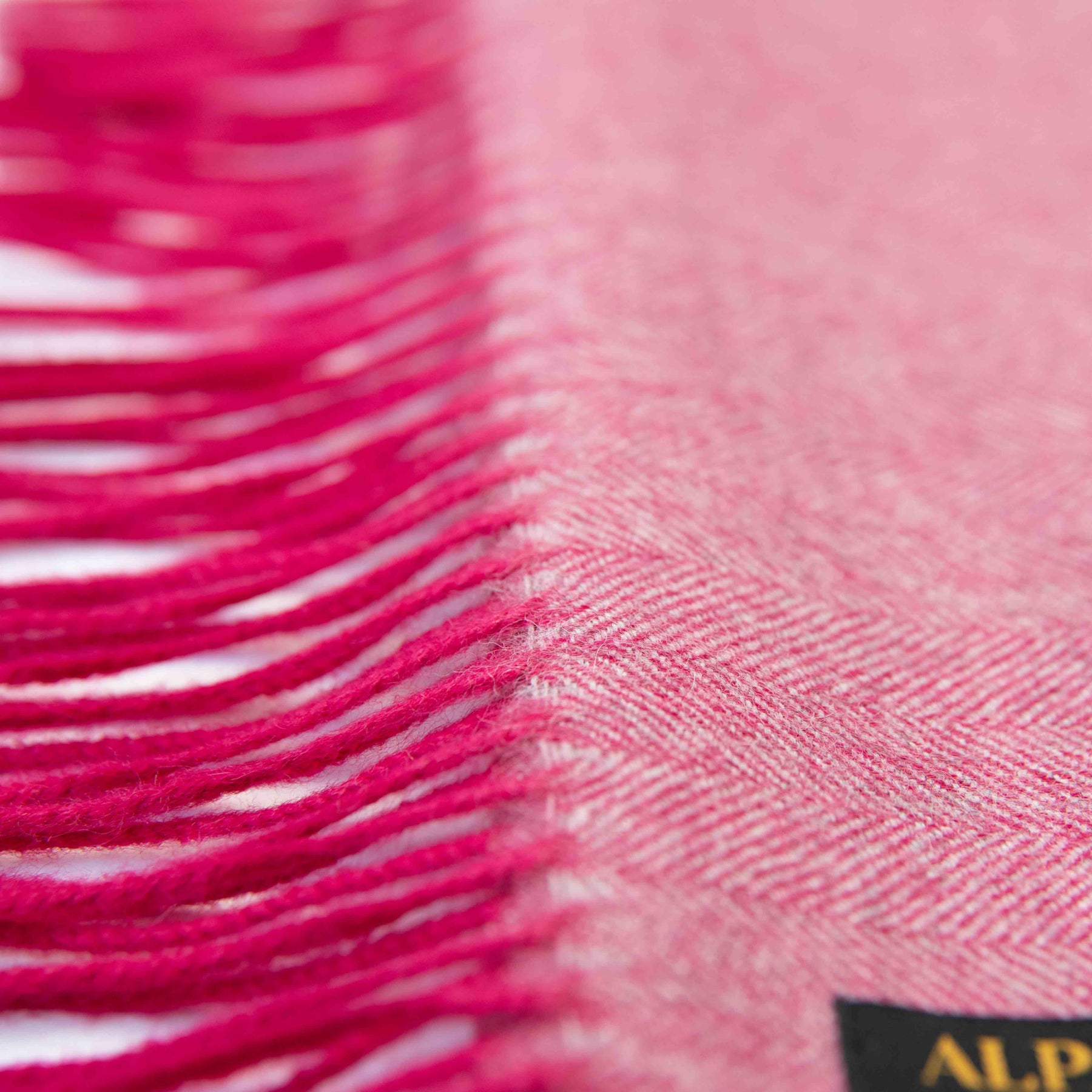 Alpaka Schal für Damen und Herren von Alpakin Fischgrätenmuster in pink Textil und Fransen nah