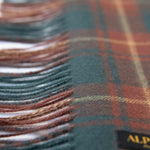 Nahaufnahme Textil und Fransen des Alpaka Schals Schottenkaro in dunkelrot von Alpakin