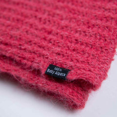 Nahaufnahme Textil und Etikett 100% Babyalpaka des Alpaka Loop Schals - höchste Wollqualität aus Peru