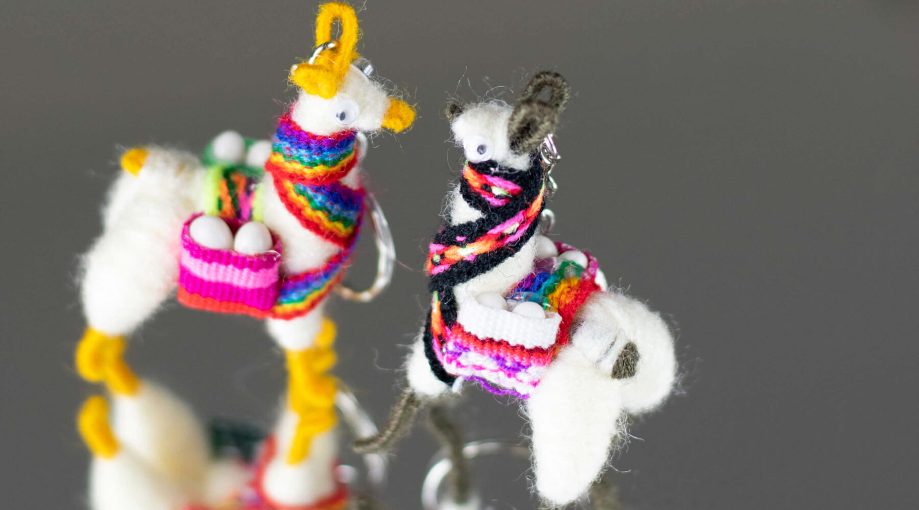 Alpaka Schlüsselanhänger bunt handgemacht von Alpakin besonders farbenfrohes Modell