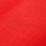 Textil des Alpaka Seide Schals in rot zeigt die feine Verarbeitung
