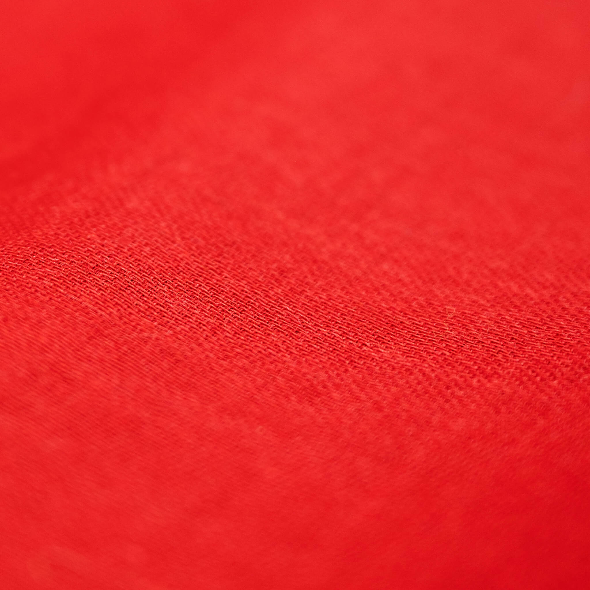 Textil des Alpaka Seide Schals in rot zeigt die feine Verarbeitung