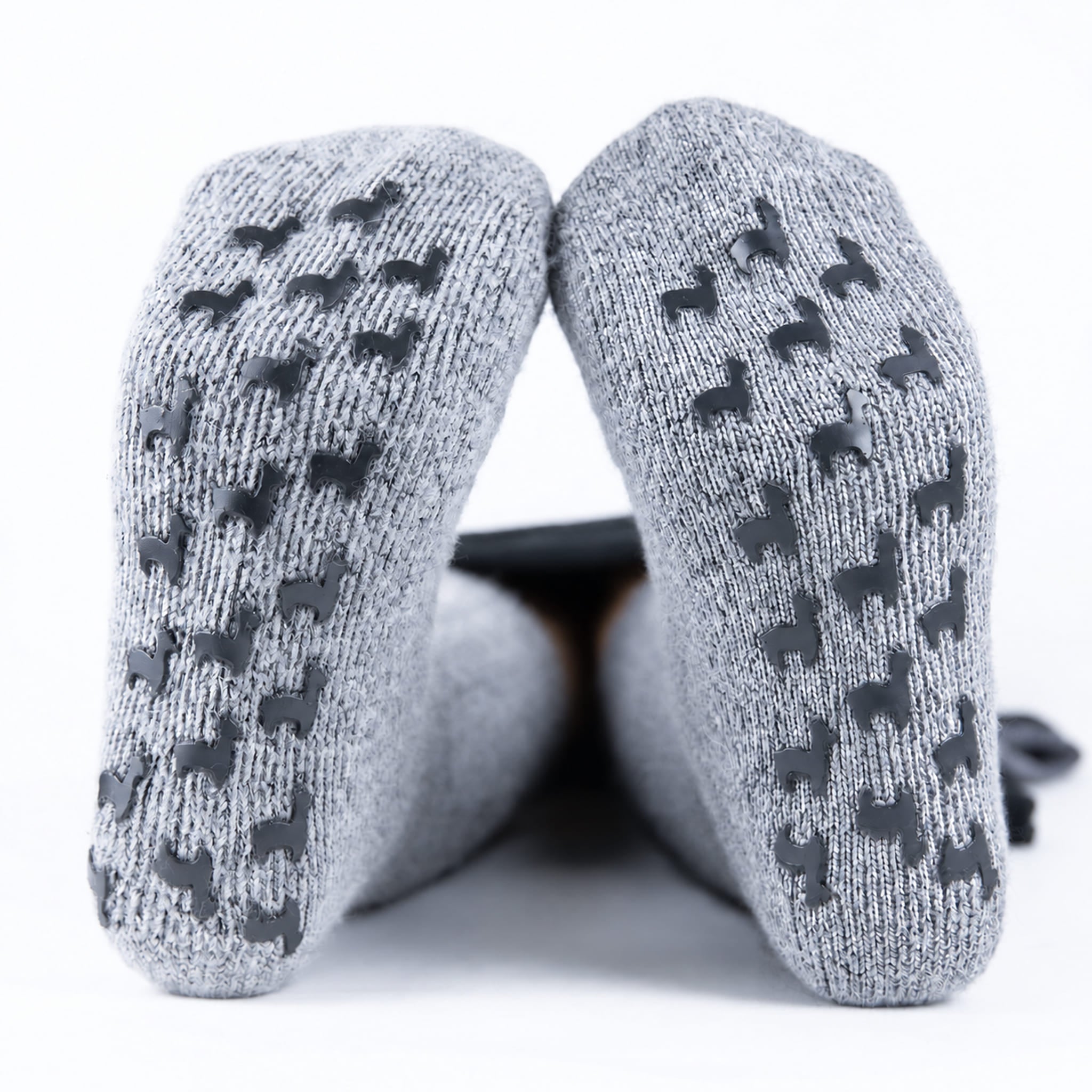 Warme Alpaka Stoppersocken mit niedlichen Alpakas liegend nebeneinander in hellgrau