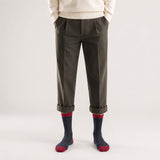 Warme Alpaka Thermosocken in rot und Anthrazit, stylisch getragen mit Faltenhose und weißem Pullover