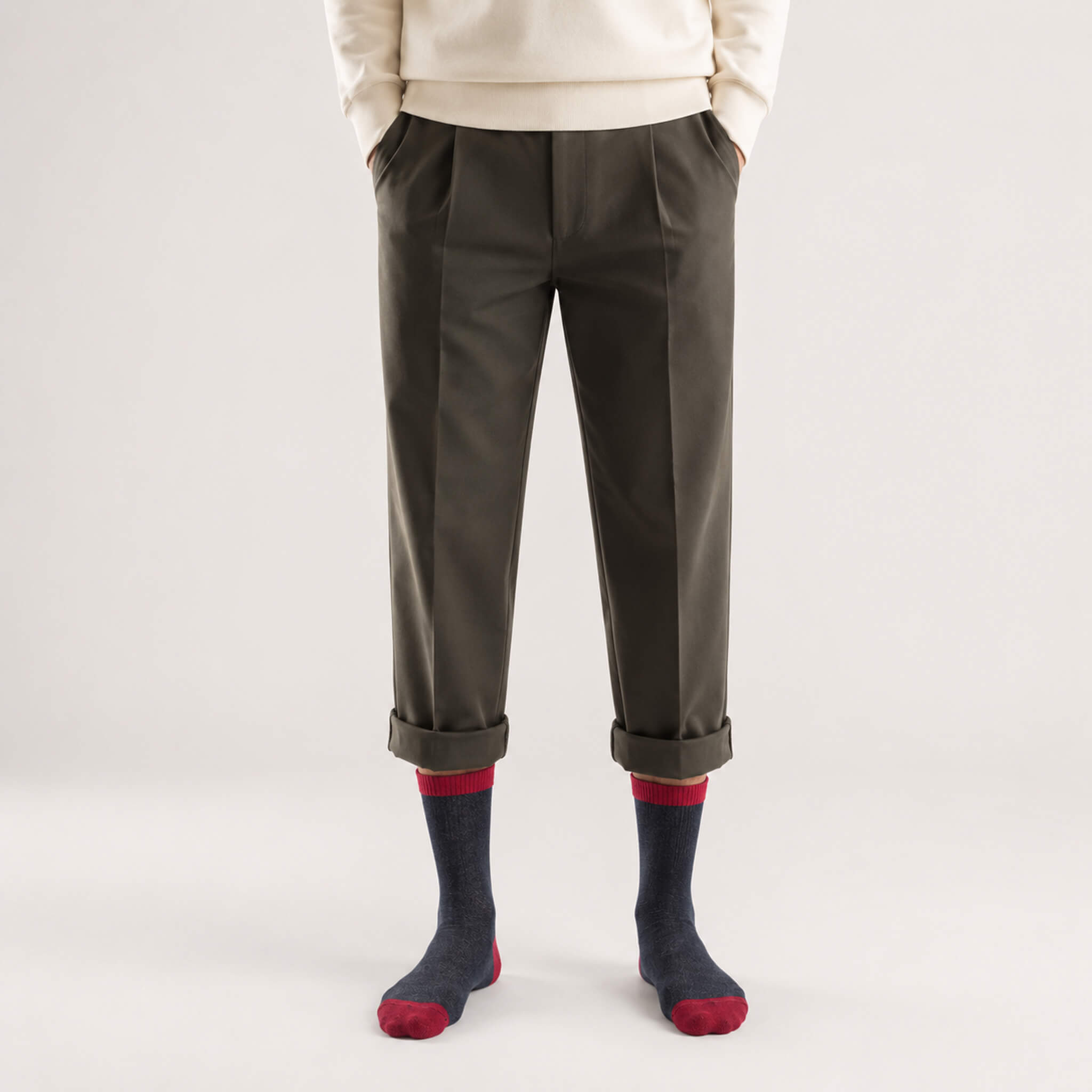 Warme Alpaka Thermosocken in rot und Anthrazit, stylisch getragen mit Faltenhose und weißem Pullover