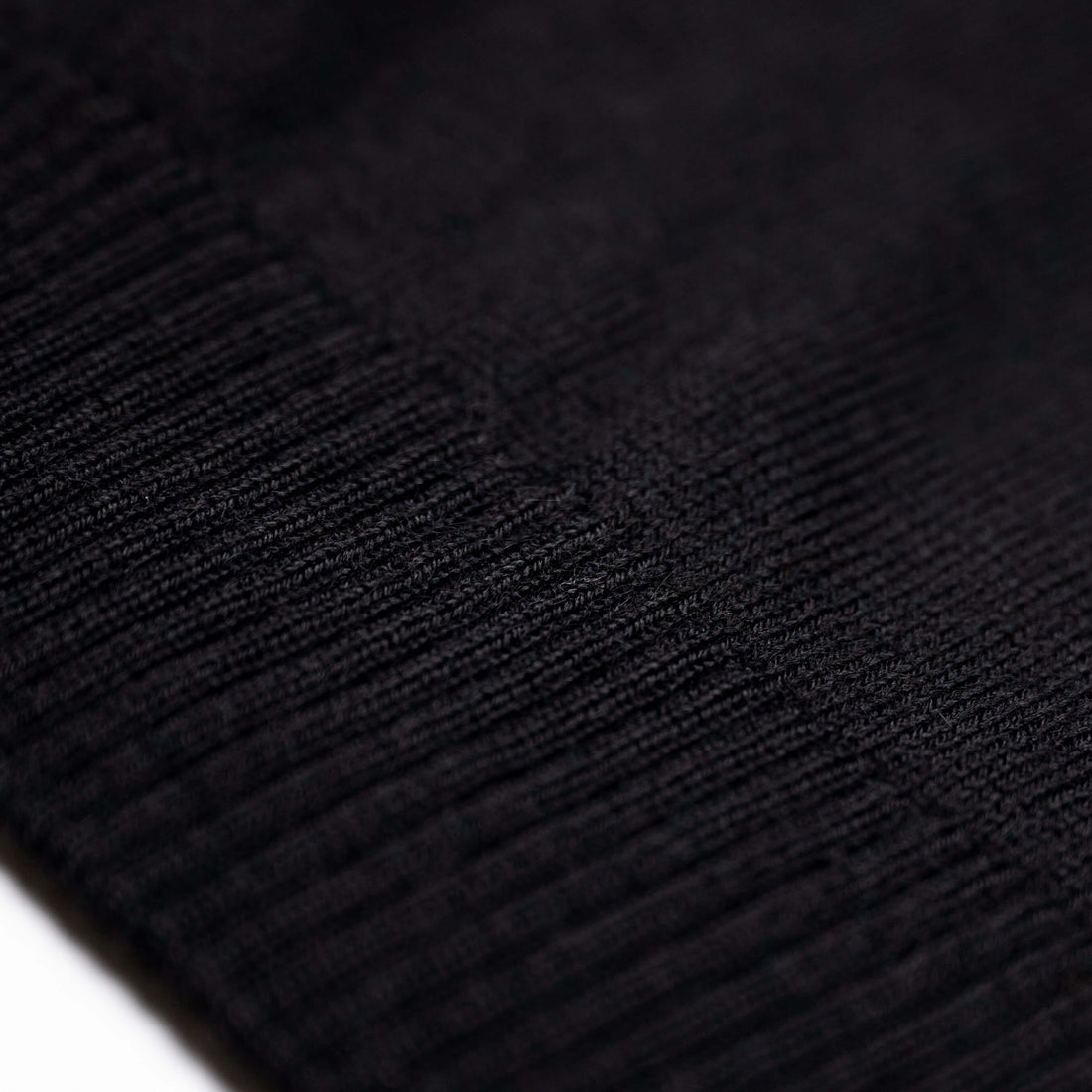 Alpakin Katari Alpaka Pullover für Herren mit Reißverschluss in schwarz Rand nah