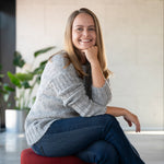 Model trägt grauen Alpaka Wollpullover Andes und lächelt