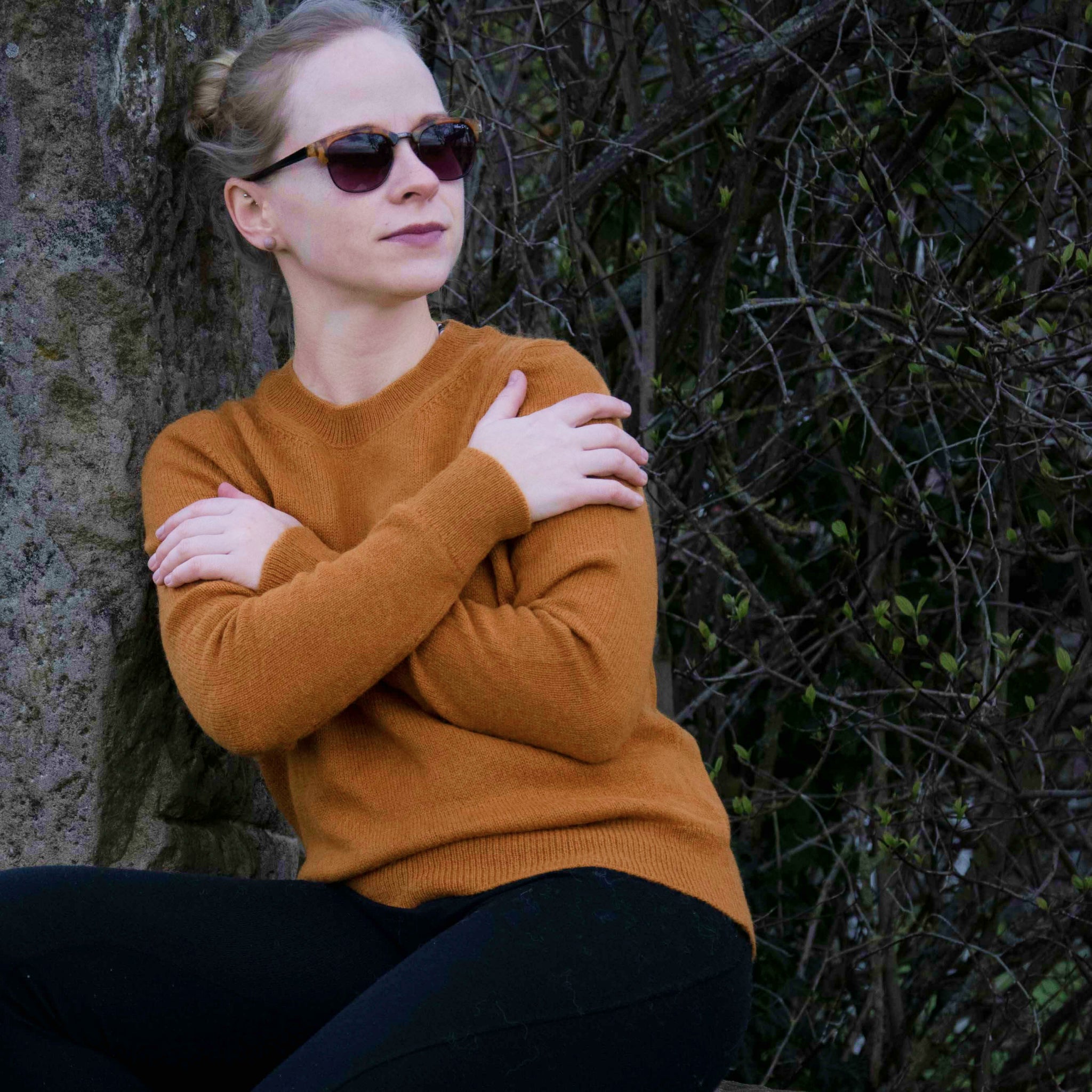 ASIRI Alpaka Strickpullover für Damen von Alpakin in senfgelb mit blondem Model im Freien