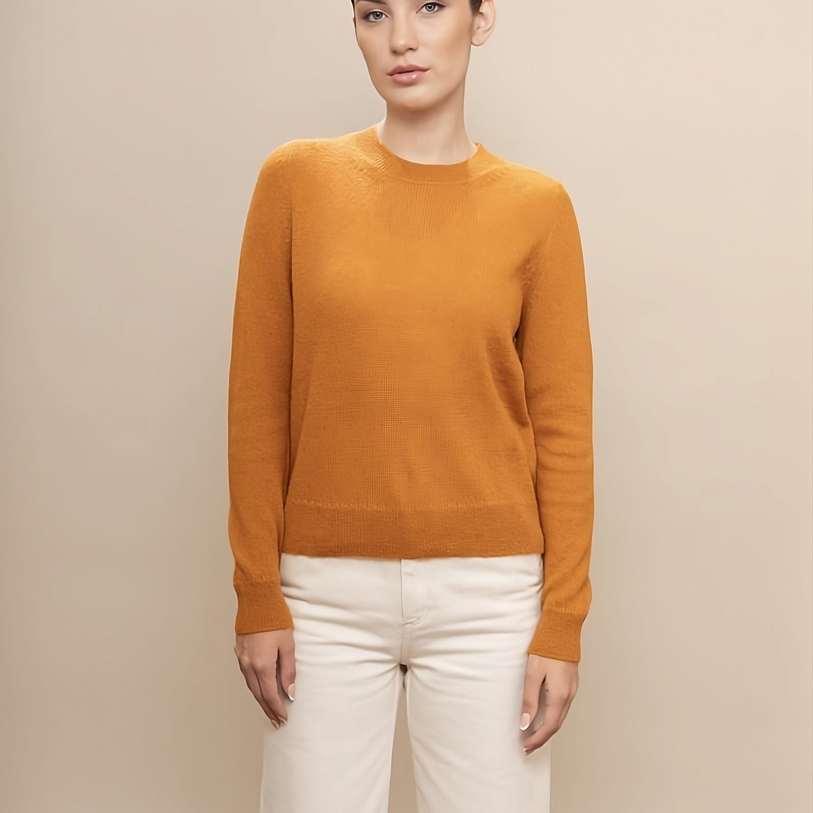 Frau trägt senfgelben Alpaka Strickpullover Asiri von Alpakin - aus 100% reiner Babyalpaka Wolle in Peru gefertigt