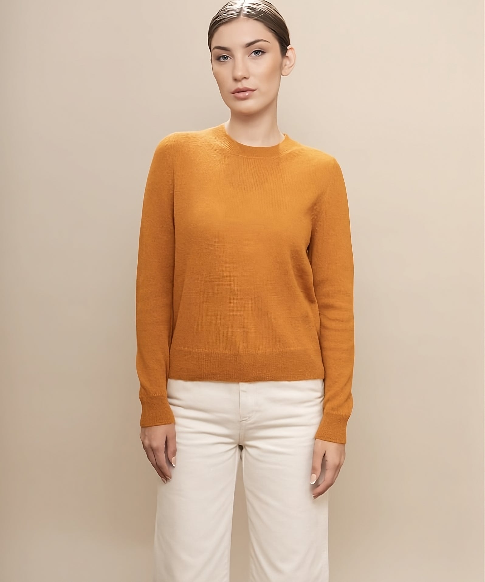 Frau trägt senfgelben Alpaka Strickpullover Asiri von Alpakin - aus 100% reiner Babyalpaka Wolle in Peru gefertigt