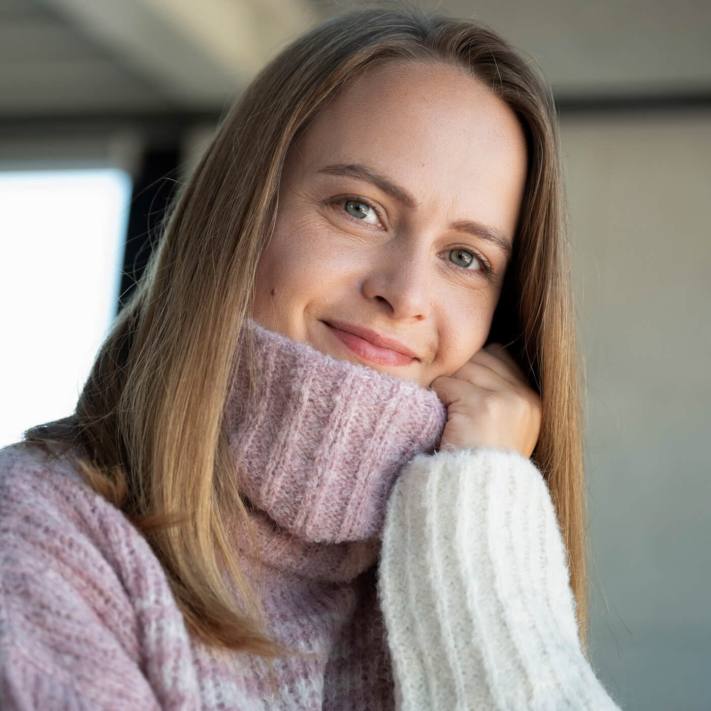 Warmer Alpaka Rollkragenpullover Yanta in rosa, getragen von blondem Model