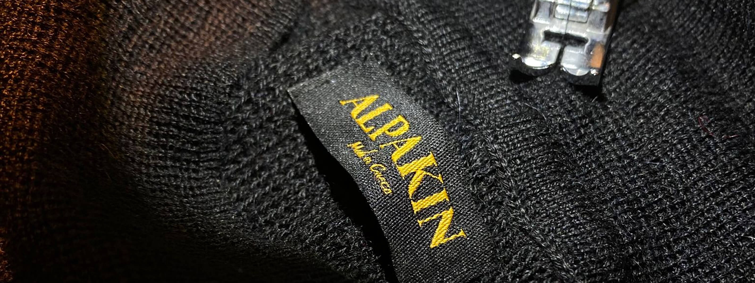 Fertigung des Alpaka Ponchos Puma mit Etikett von Alpakin