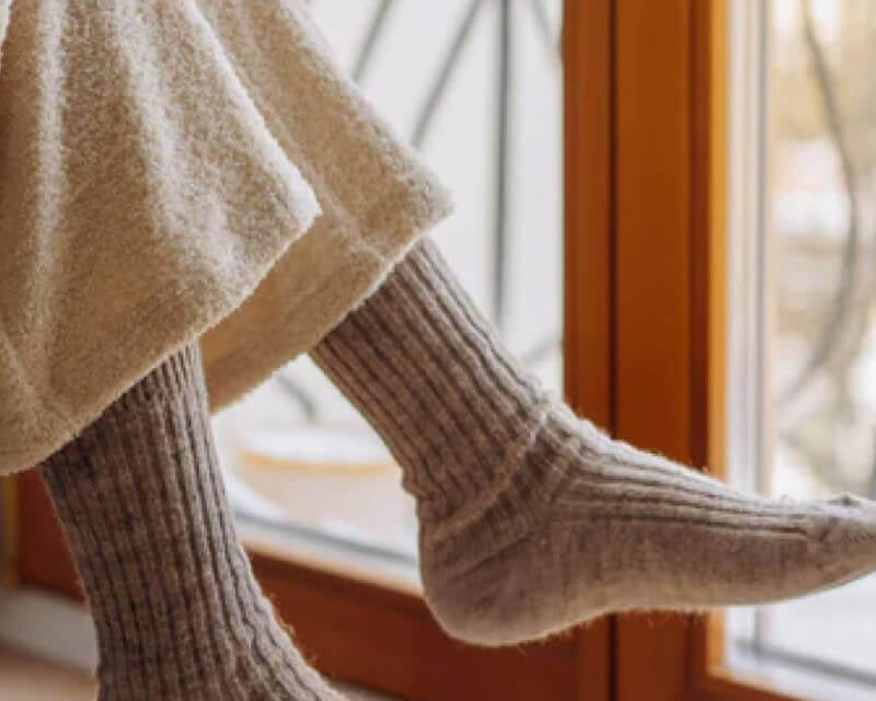 Frau mit wärmsten Socken aus Alpakawolle als Kuschelsocken