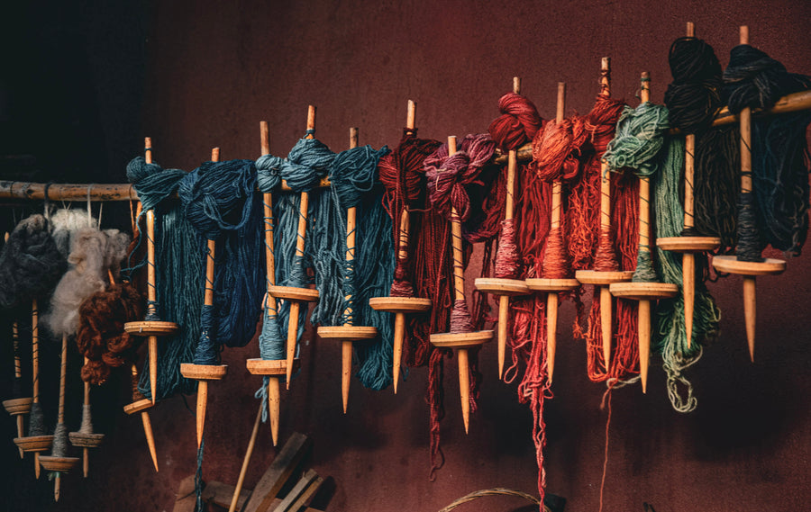 Bunte Alpaka Wolle aufgehängt und mit Naturfarben gefärbt