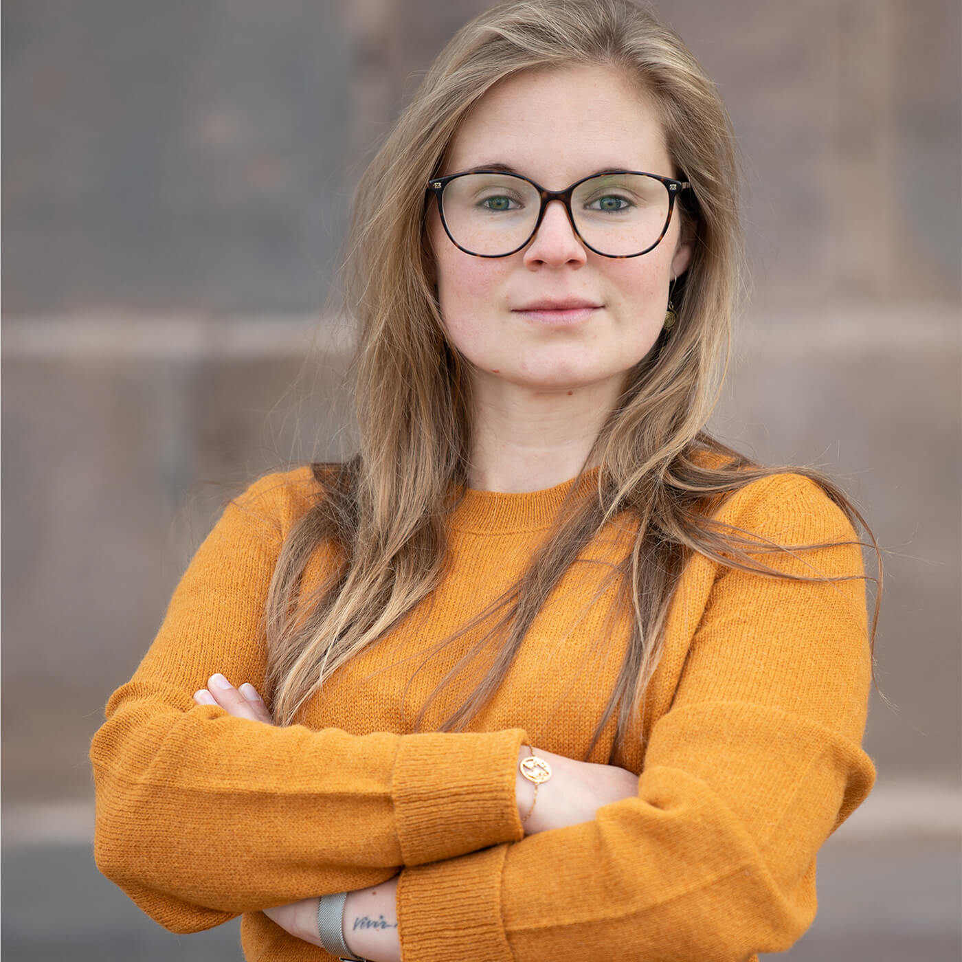 Alpakin Gründerin Carolin Rebhan mit verschränkten Armen