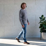 Chikan grauer Alpaka Wollpullover, getragen von Mann laufend