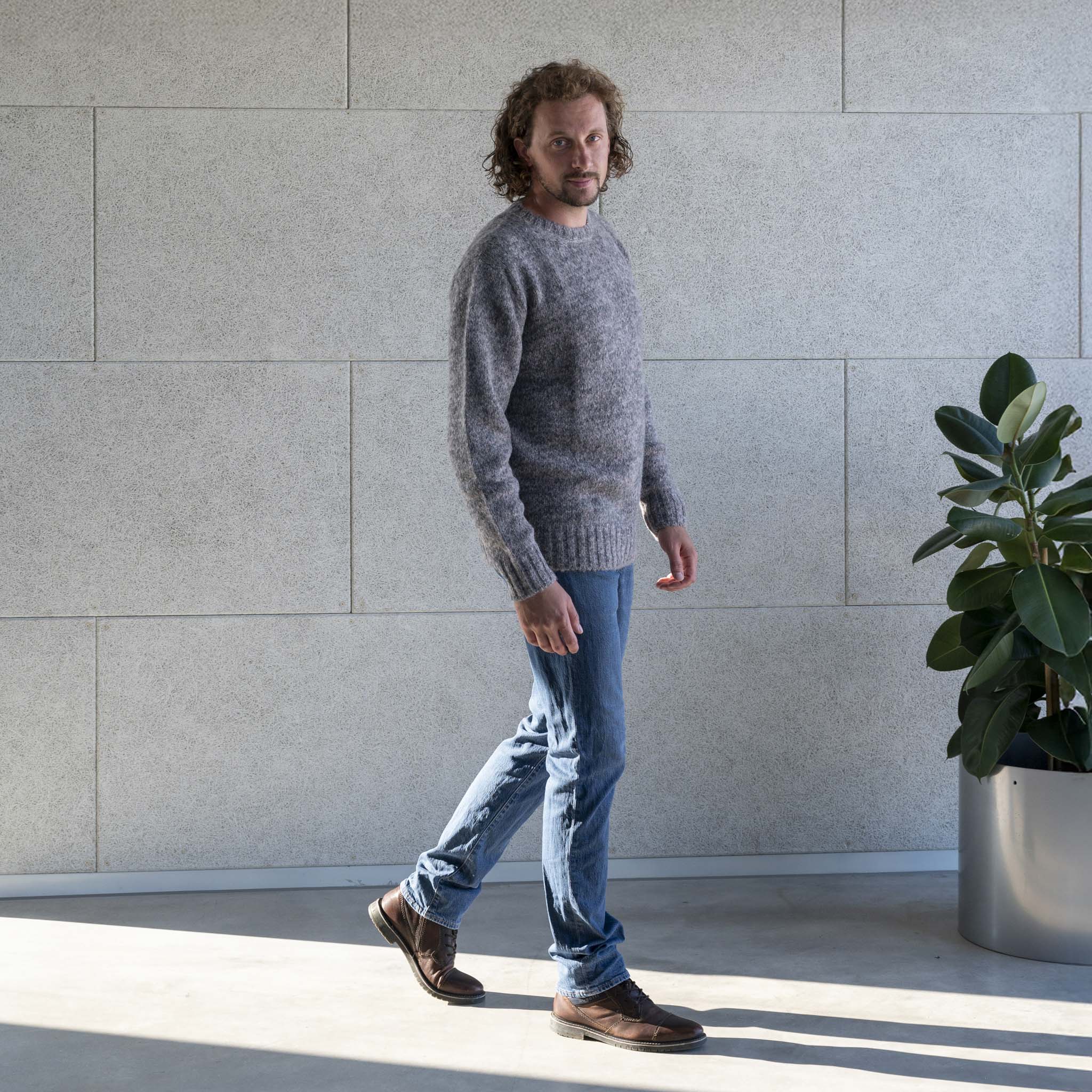 Chikan grauer Alpaka Wollpullover, getragen von Mann laufend