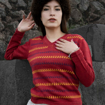 Alpaka Pullover mit Alpaka Muster von Alpakin in rot getragen von peruanischem Model im Freien
