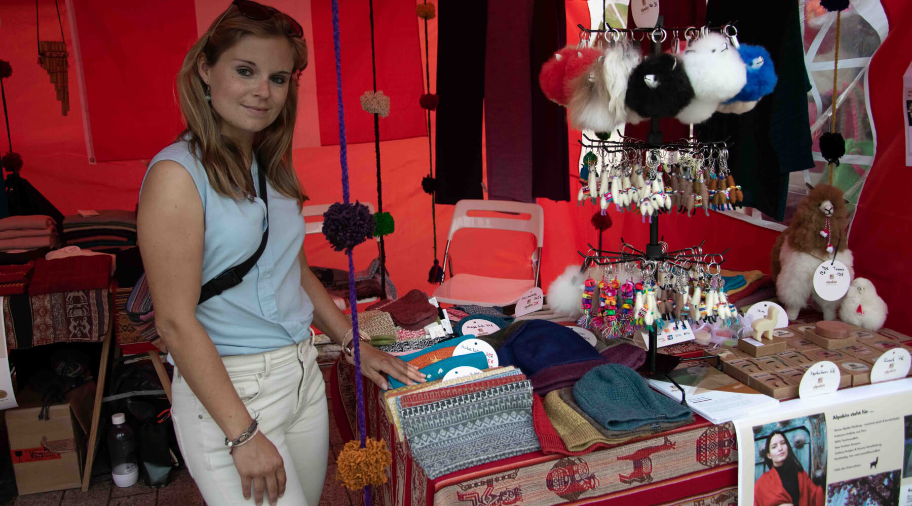 Alpakin Gründerin Carolin Rebhan am Alpakin Stand auf dem Event lateinamerikanisches Wochenende