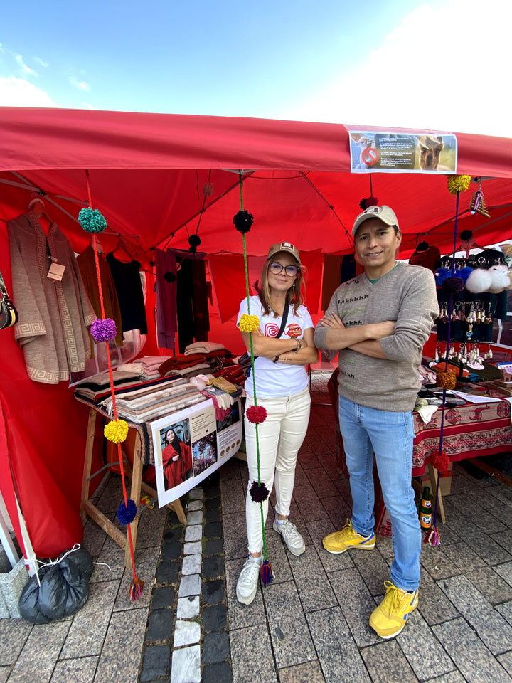 Carolin Rebhan und Gustavo Gutierrez vor ihrem Alpakin Stand am Lateinamerikanischen Wochenende in Köln
